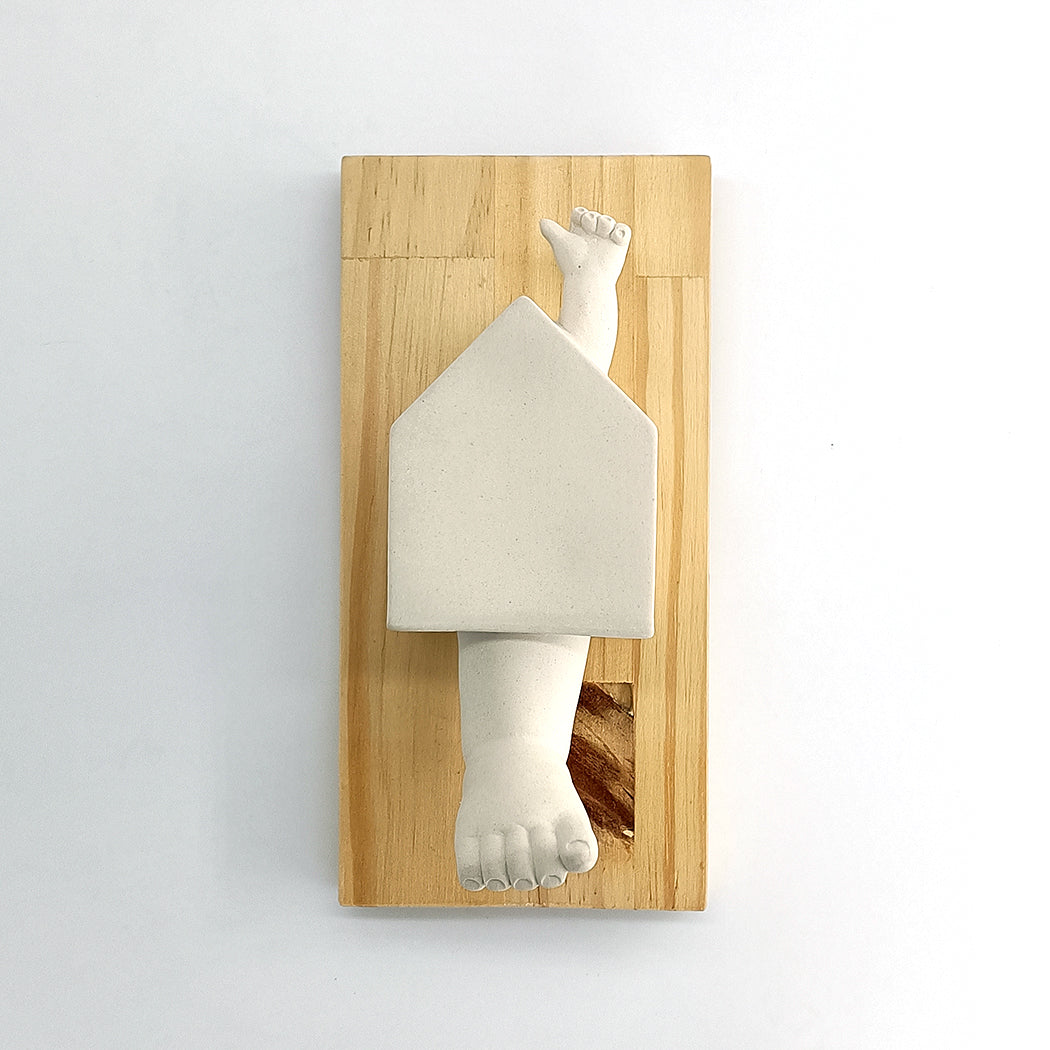 Casa cerámica pared con base madera reciclada hecho en España