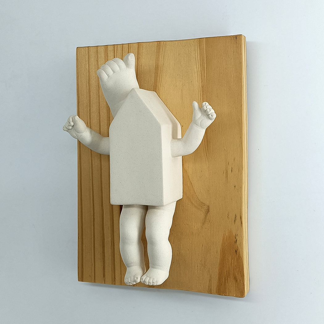 Casa pared Señor Pie escultura cerámica vista lateral derecha BIHU