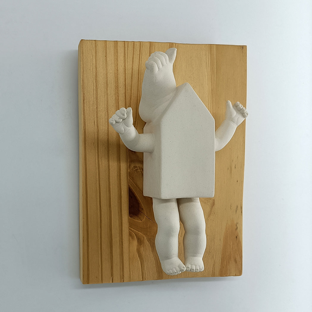 Escultura casa pared Señor Pie escultura cerámica vista lateral  izquierda BIHU