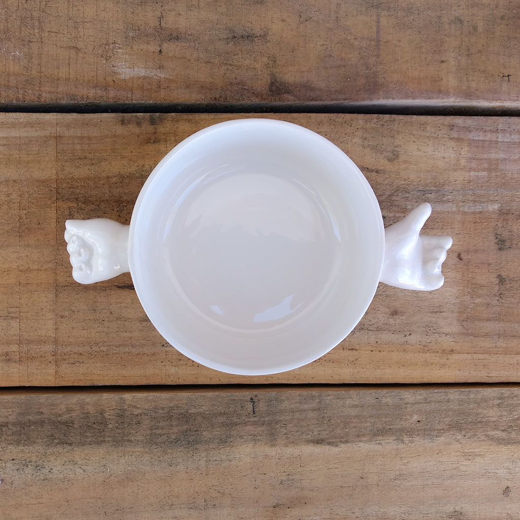 Cuenco artesanal cerámica con manos vista superior