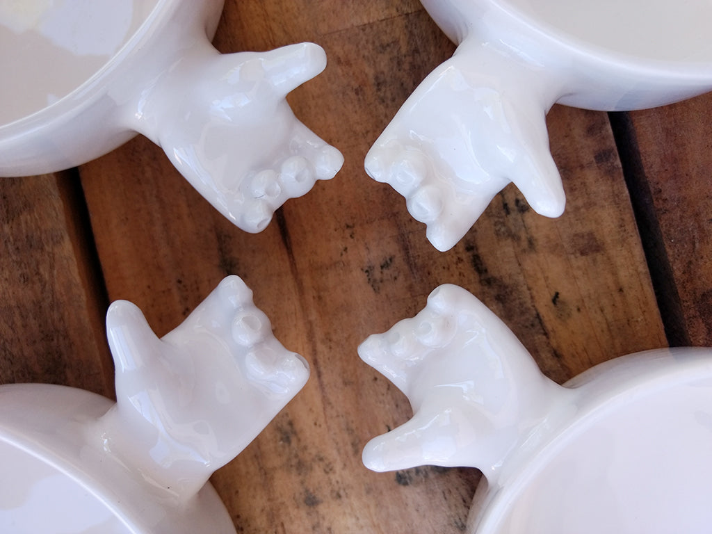 Detalle cuenco circular cerámica con manos como asa