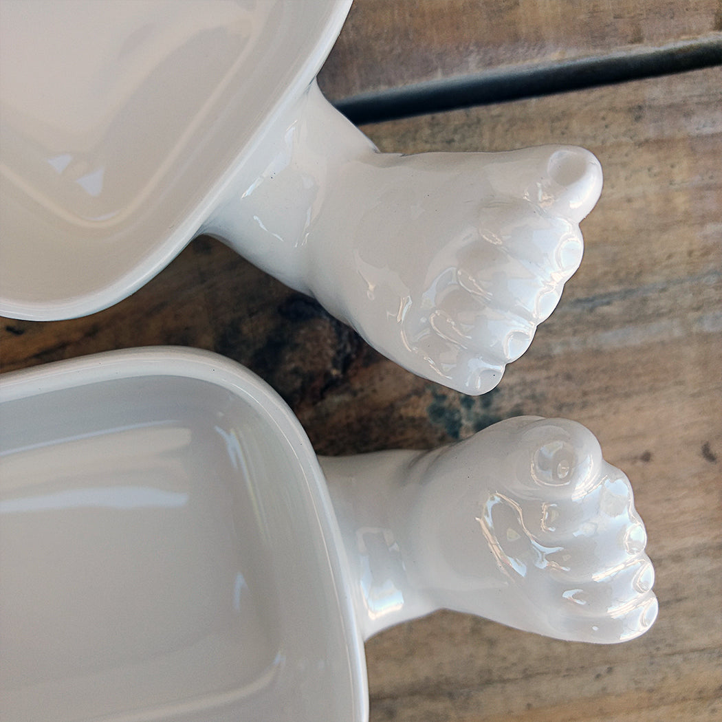 Detalle cuencos rectangulares cerámica con pies como asas vista