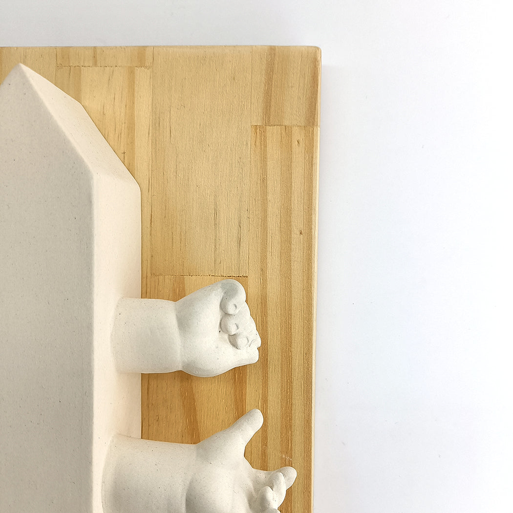 Escultura cerámica casa dos tejados vista lateral manos