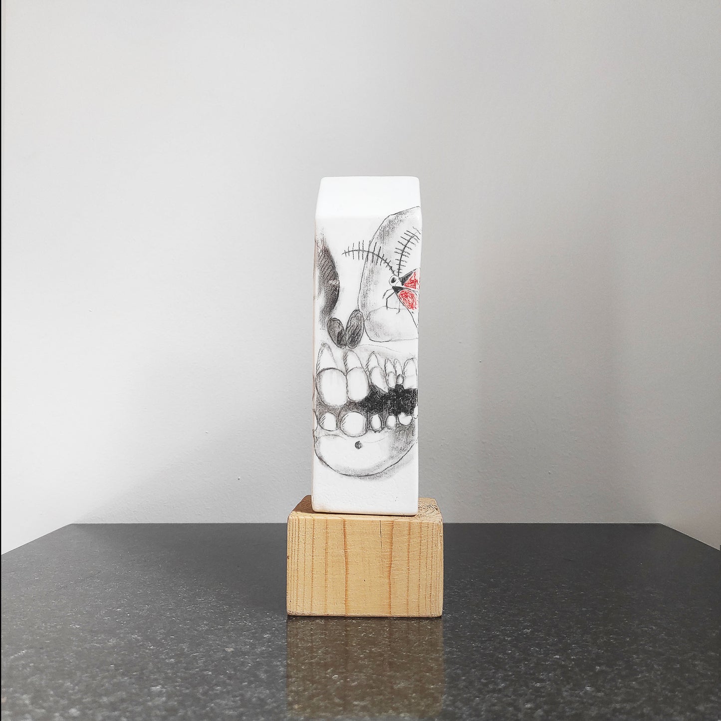 Larva Escultura Casa de cerámica esmaltada pintada a mano