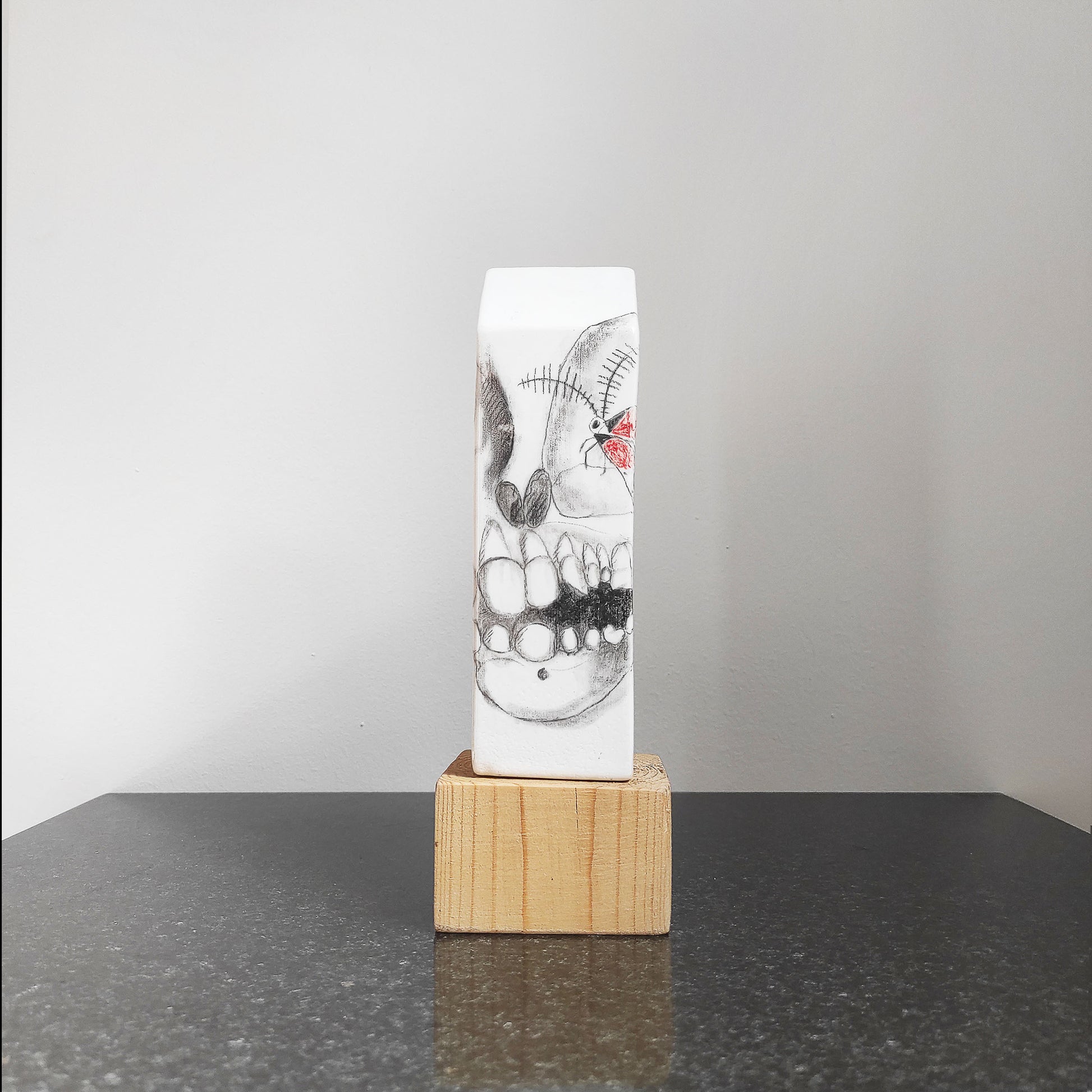 Larva Escultura Casa de cerámica esmaltada pintada a mano