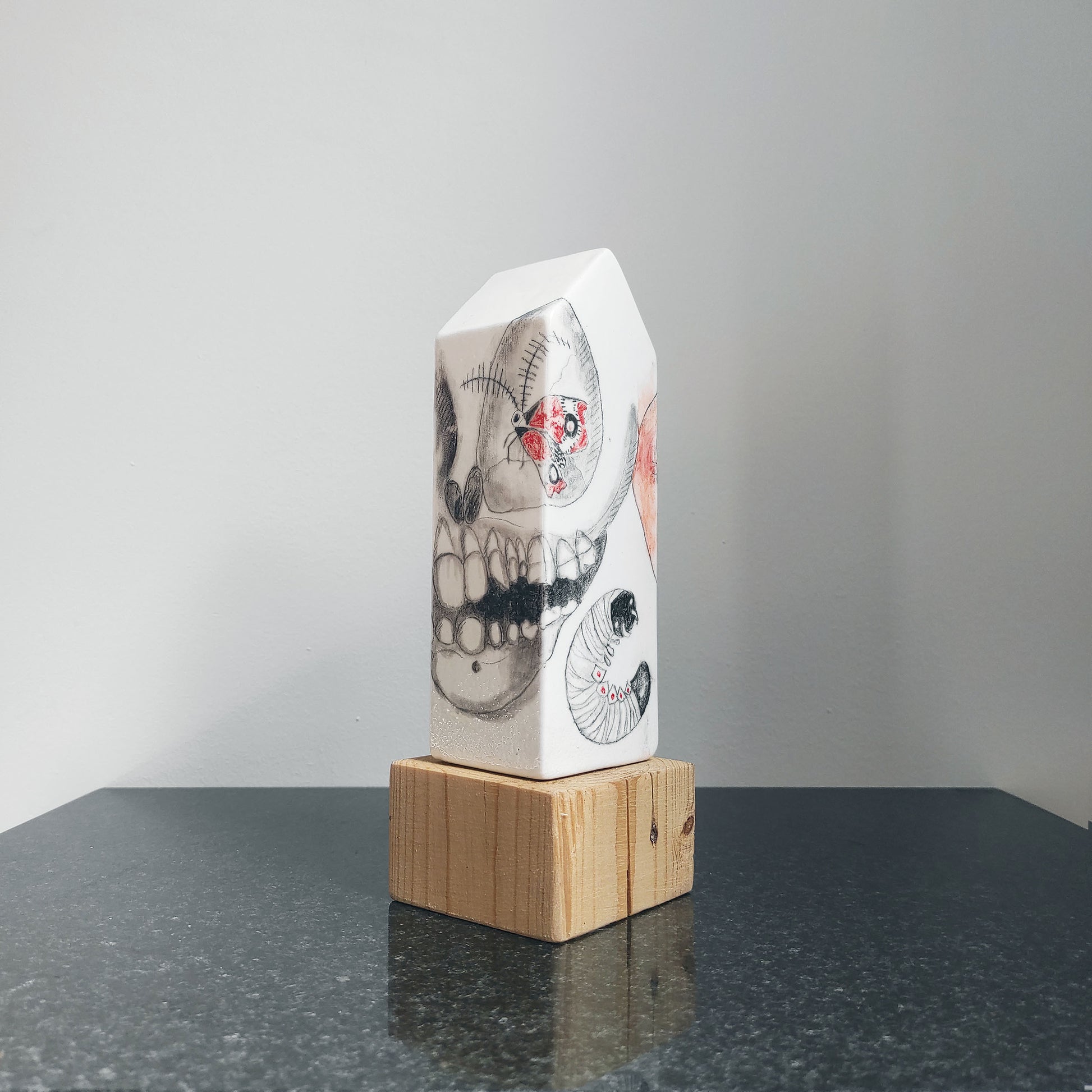 Larva Escultura Casa de cerámica esmaltada pintada a mano