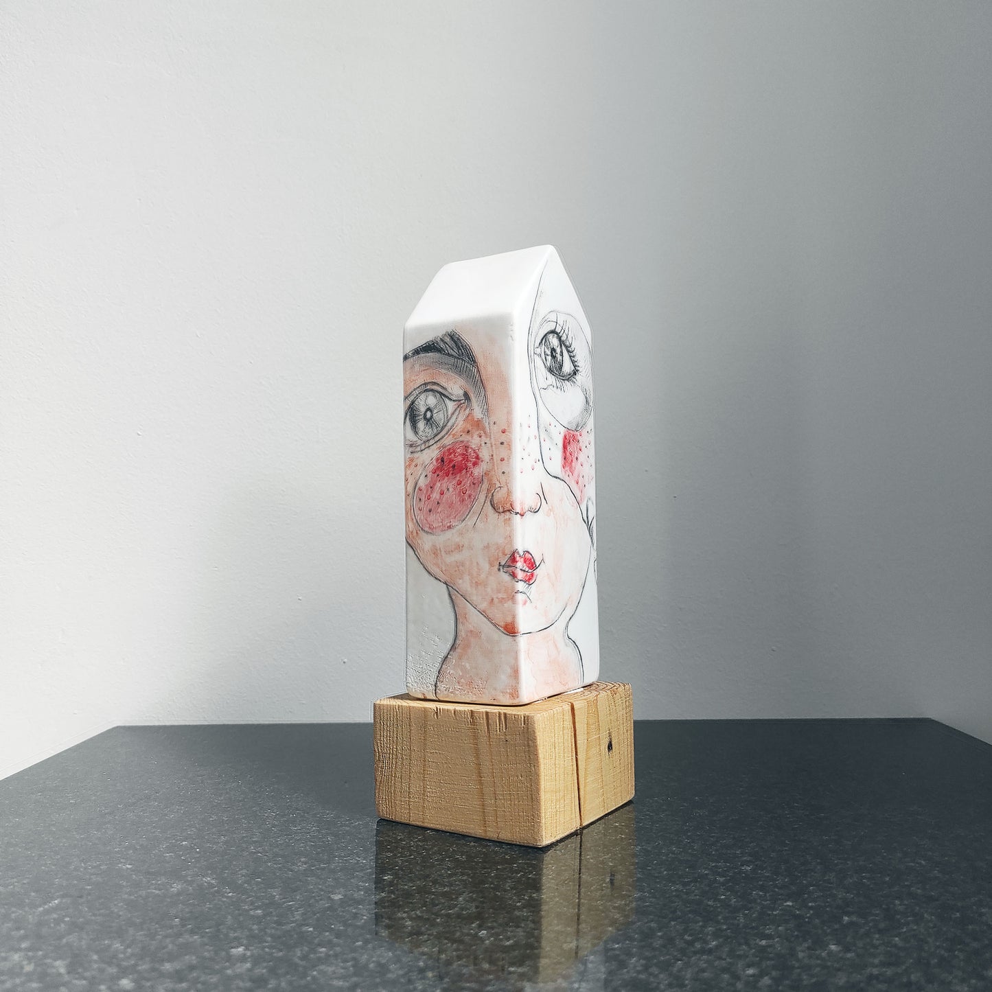  Escultura casa cerámica Larva pieza única vista frontal