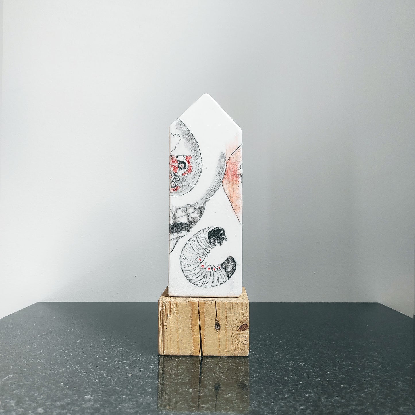 Larva Escultura Casa de cerámica esmaltada pintada a mano