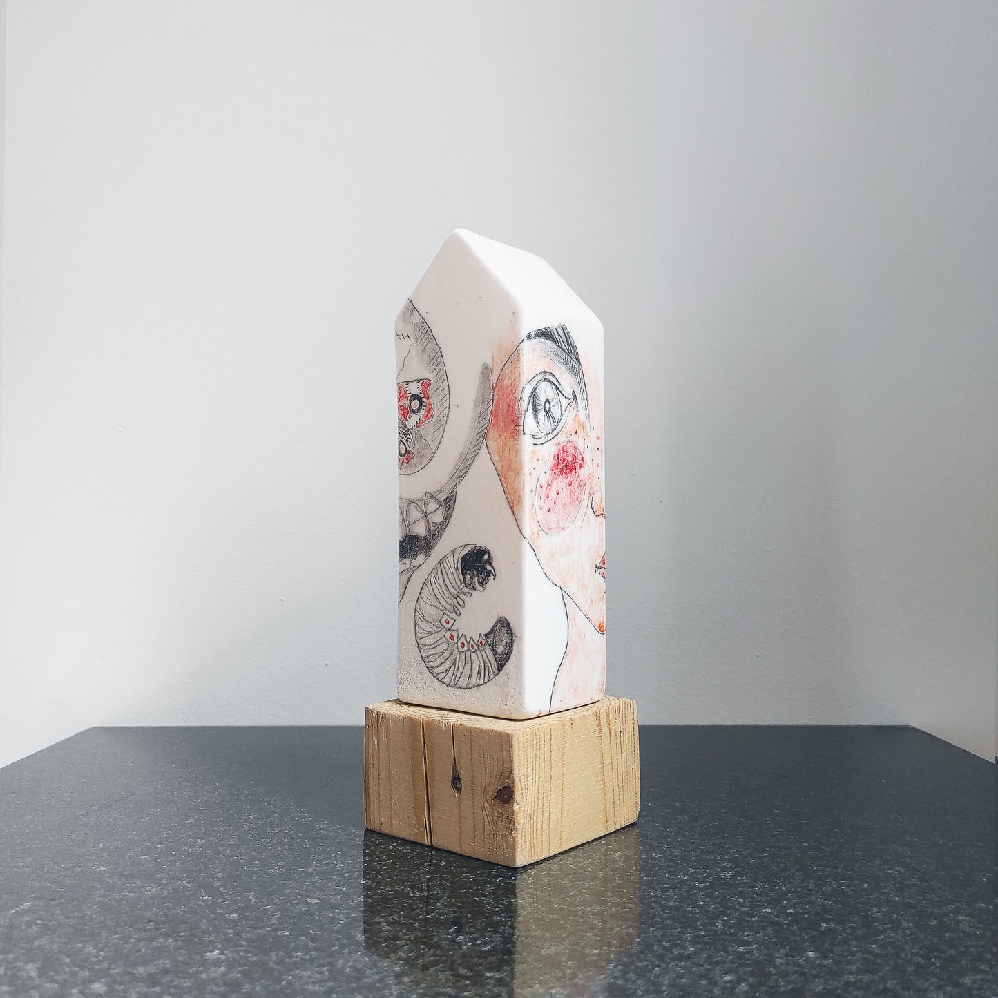 Larva Escultura Casa de cerámica esmaltada pintada a mano