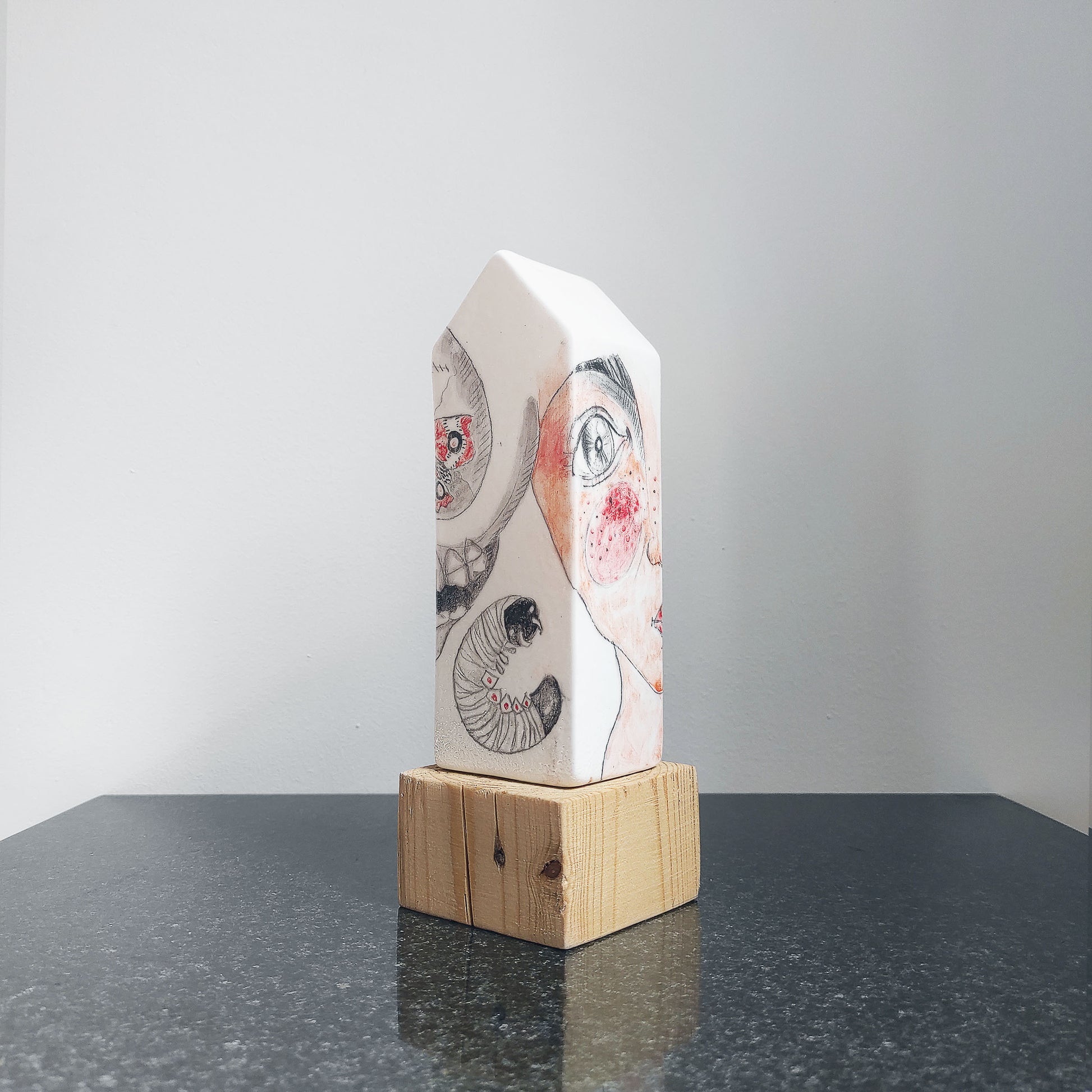 Larva Escultura Casa de cerámica esmaltada pintada a mano