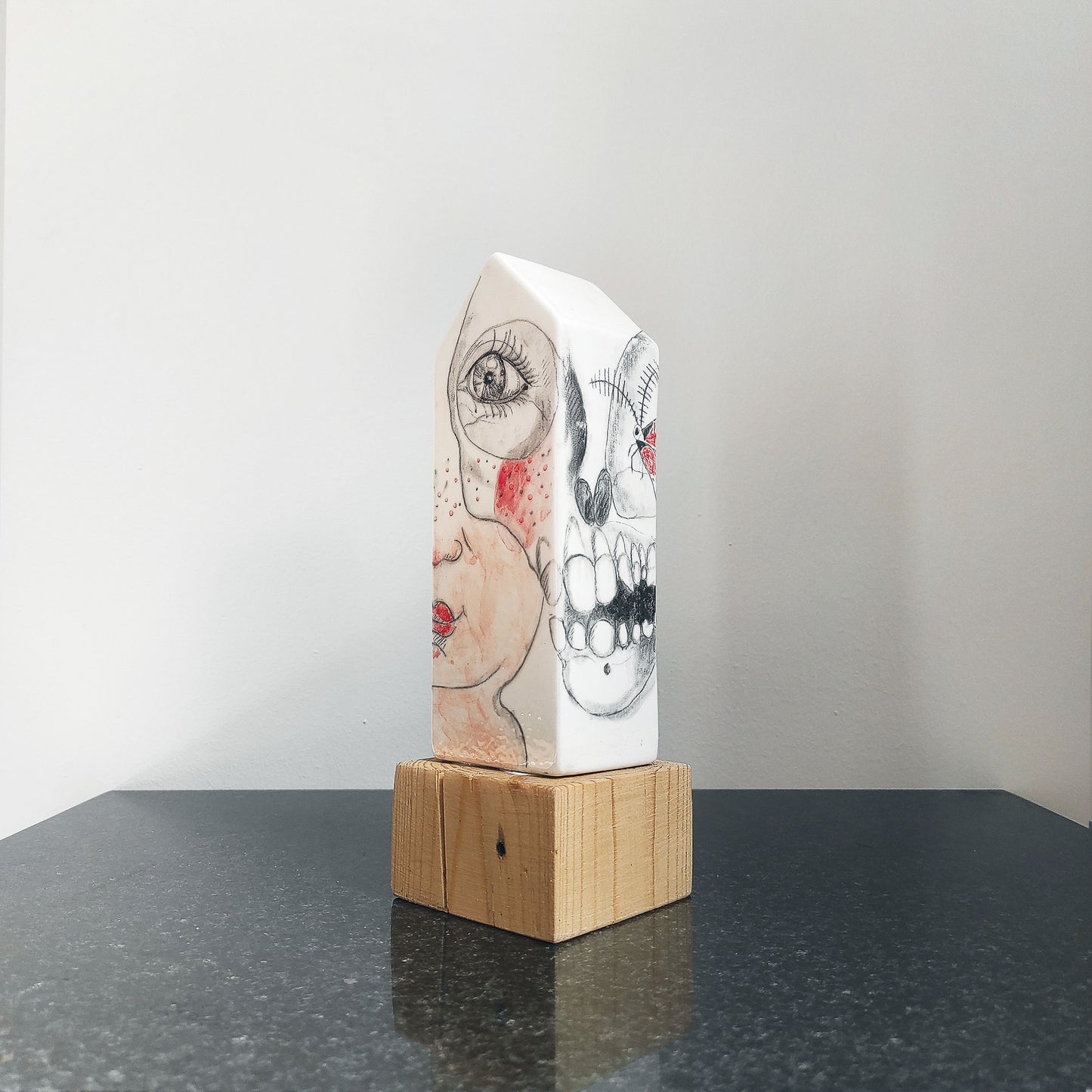 Larva escultura casa cerámica vista  trasera