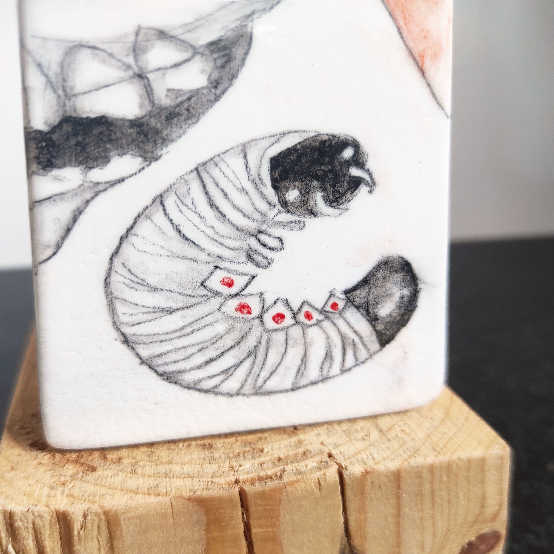 Larva cerámica única numerada firmada hecha en España detalle