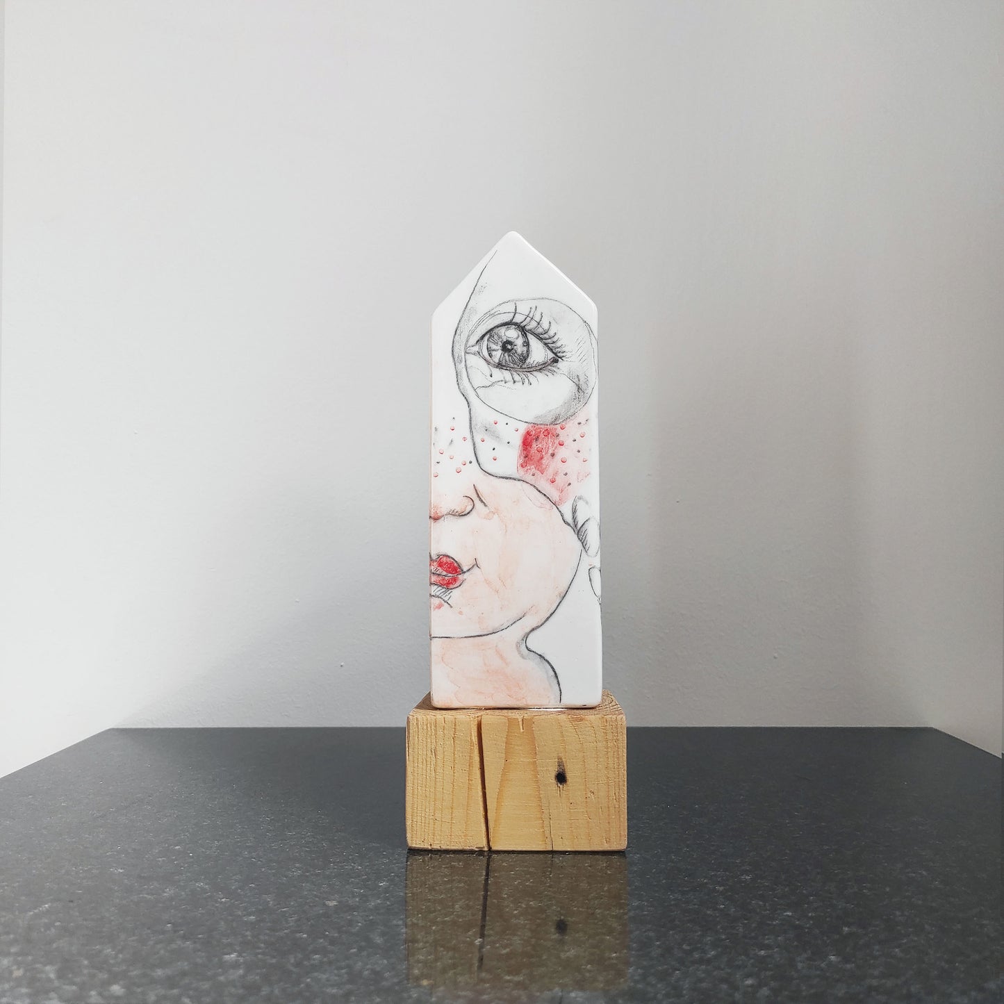 Larva escultura cerámica pieza única vista lateral derecha