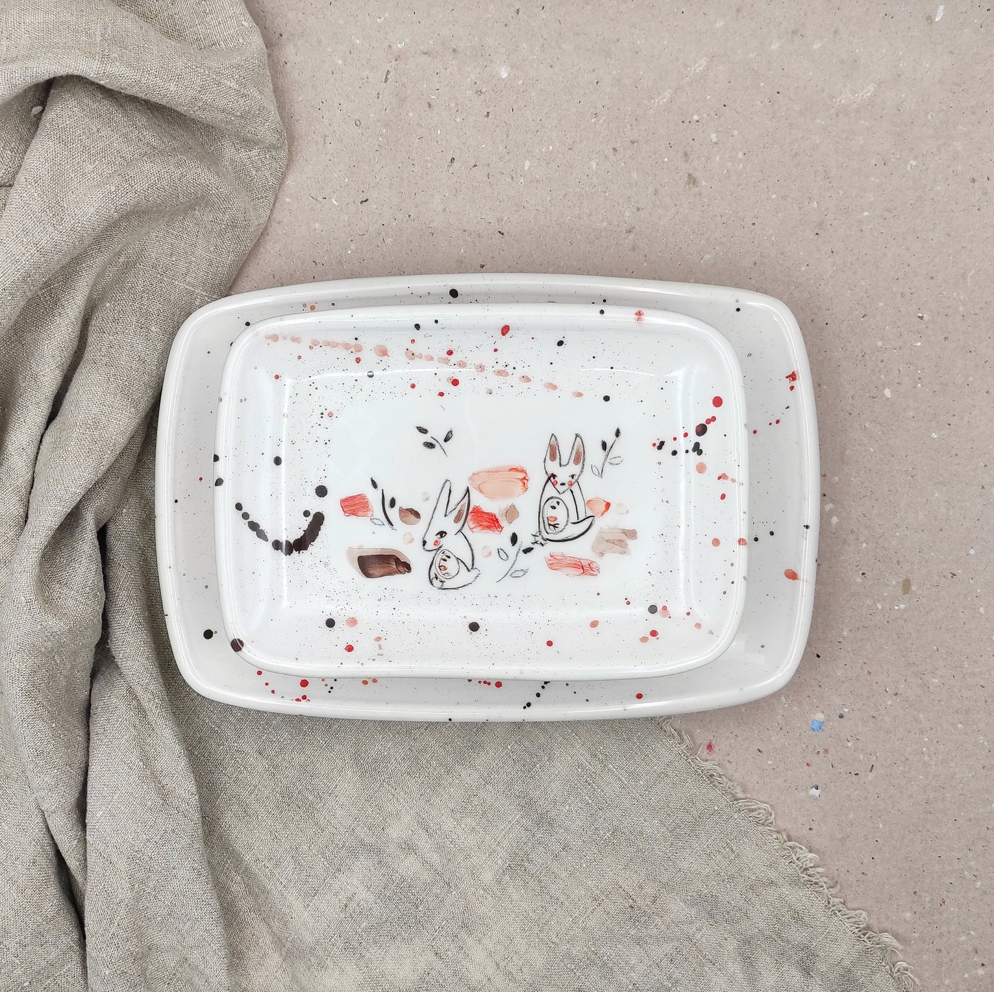 Bandeja cerámica grande pintada a mano con diseños de conejos