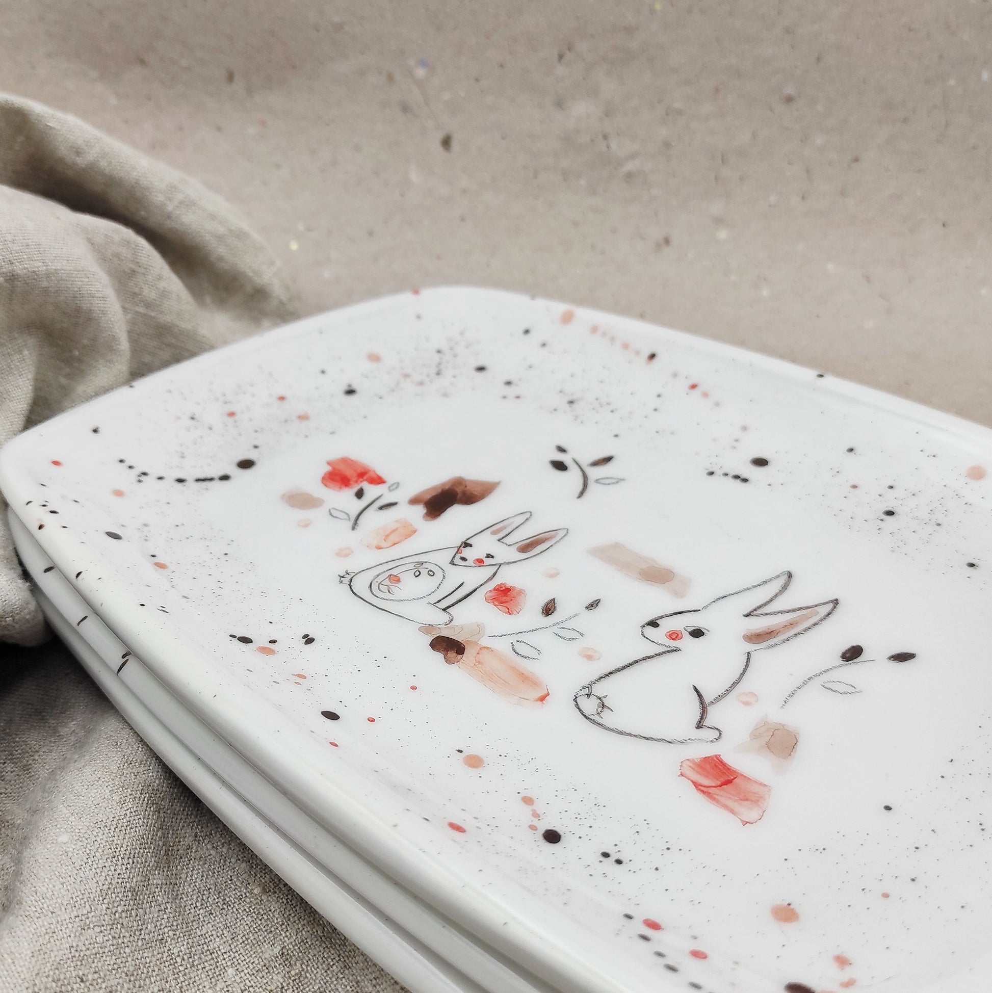 Bandeja cerámica grande pintada a mano con diseños de conejos
