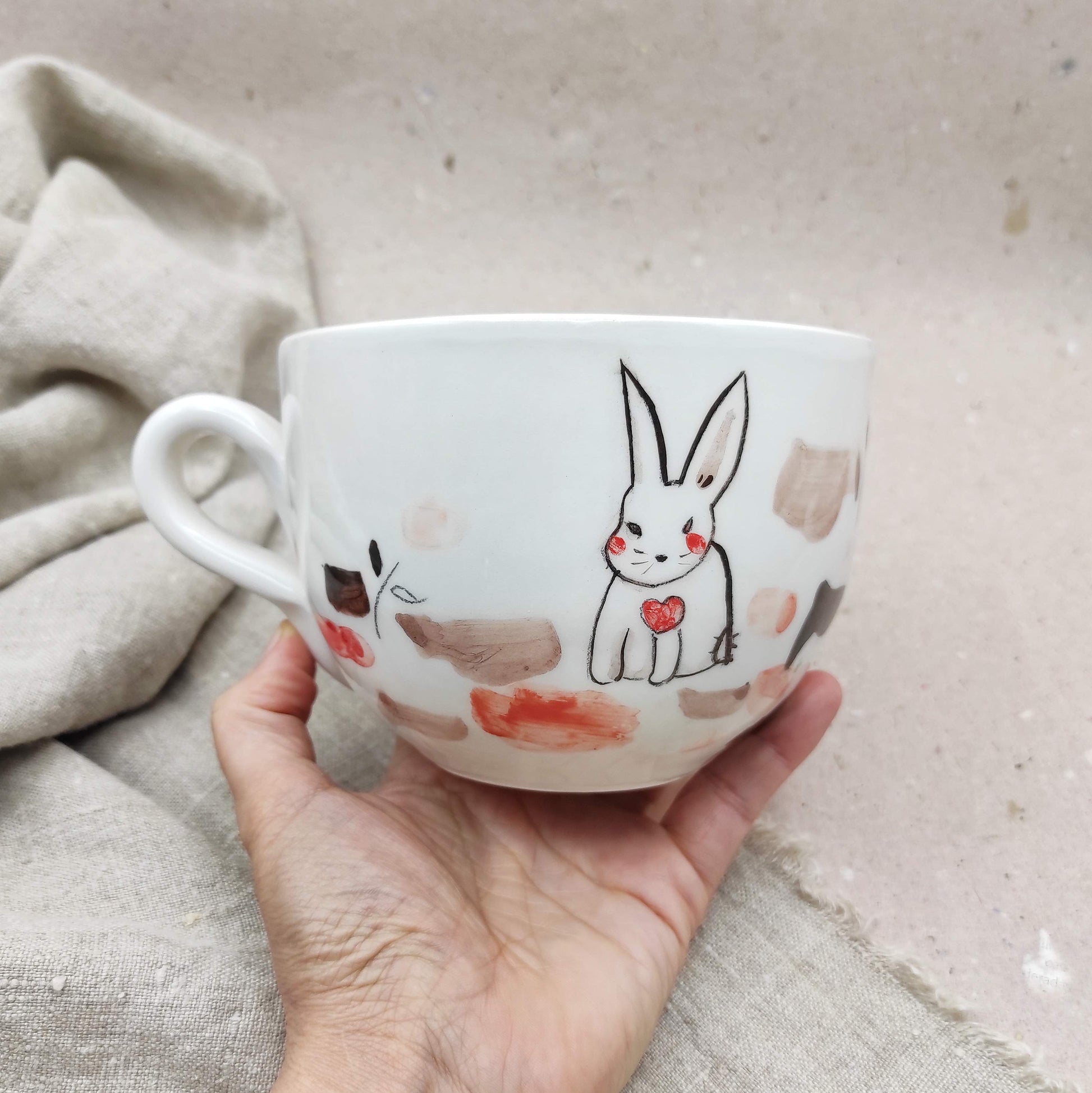 Taza grande cerámica artesanal BIHU vista lateral con asa diseño conejos