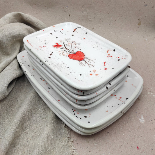 Bandeja cerámica pequeña pintada con diseños únicos corazones floreados