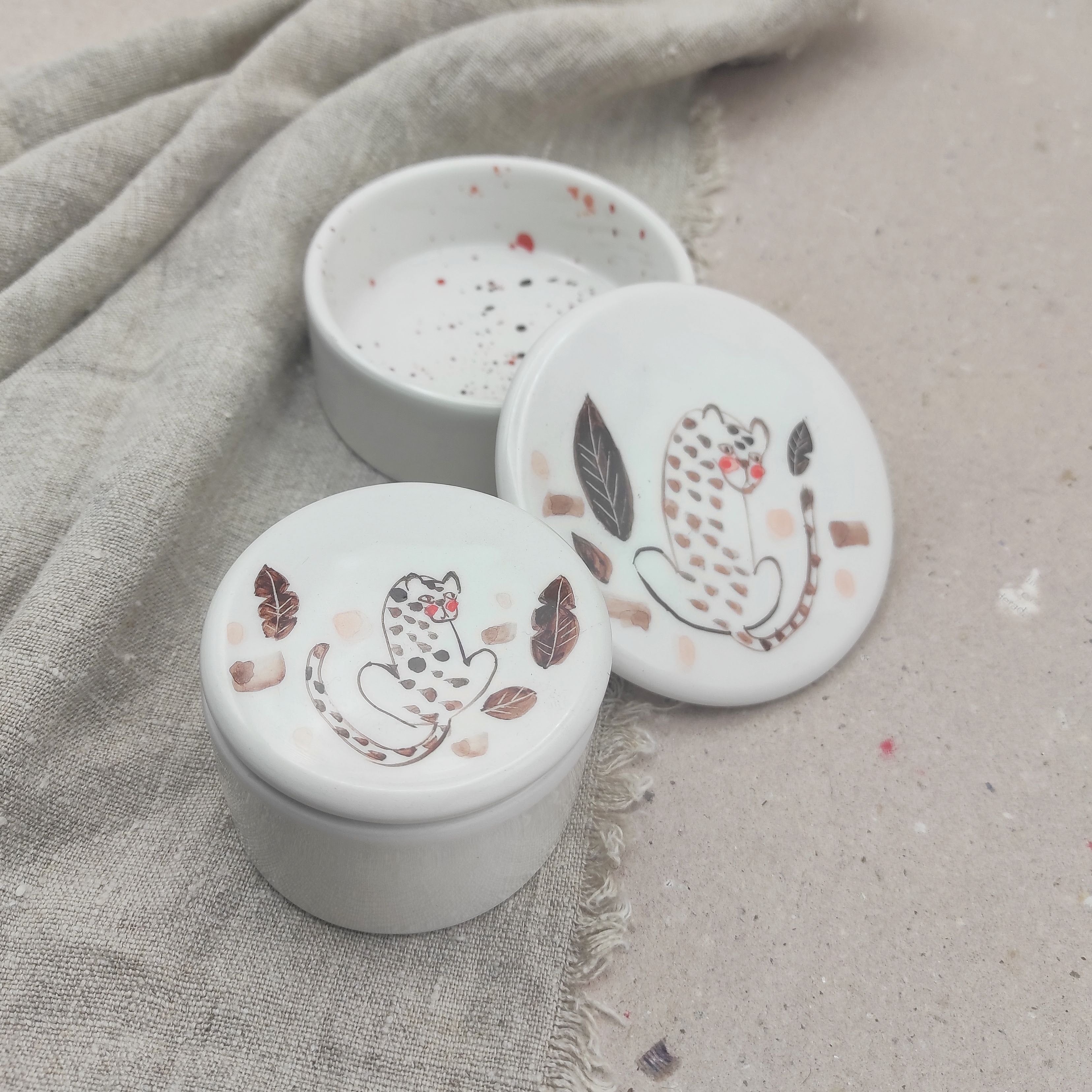 Caja joyero pequeño de loza pintada a mano con leopardo Colección Roja BIHU