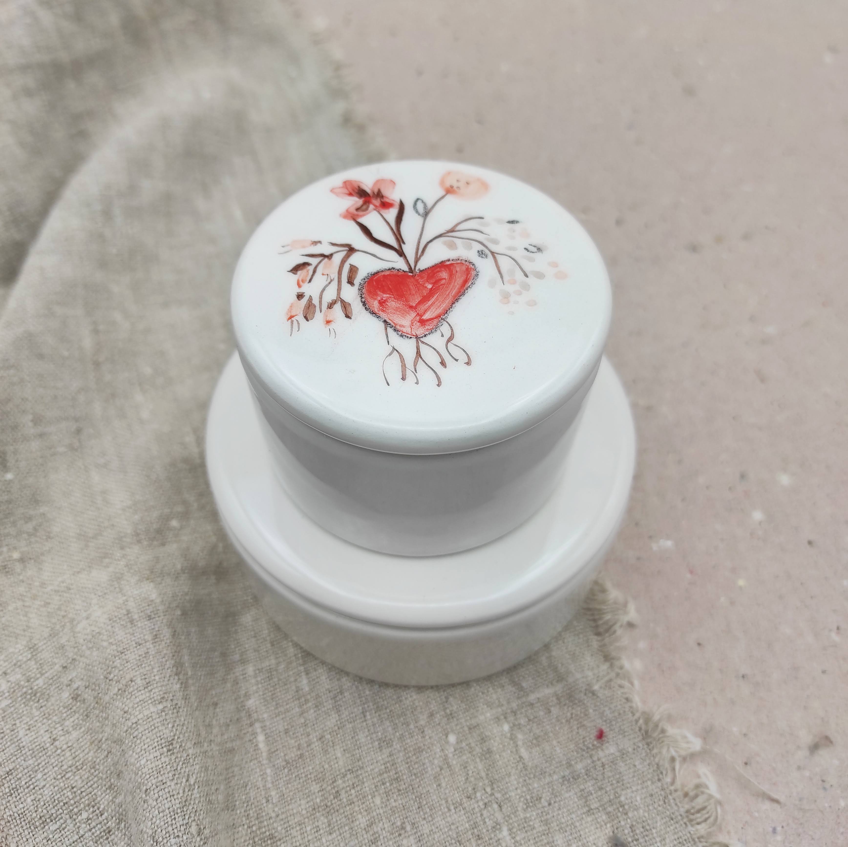 Caja joyero pequeño de loza pintada a mano Colección Roja BIHU de corazón