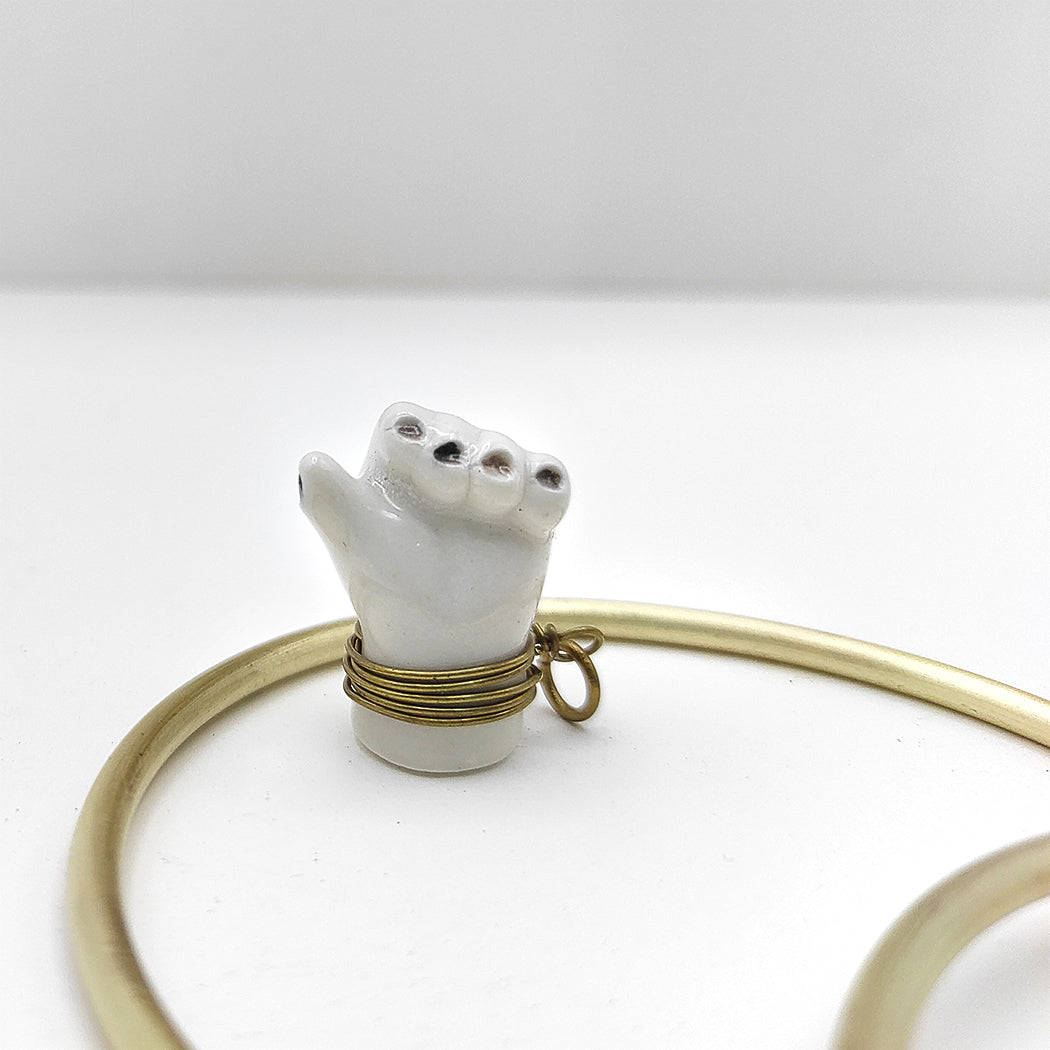 Colgante manita blanca uñas negra latón porcelana esmaltada personalizables