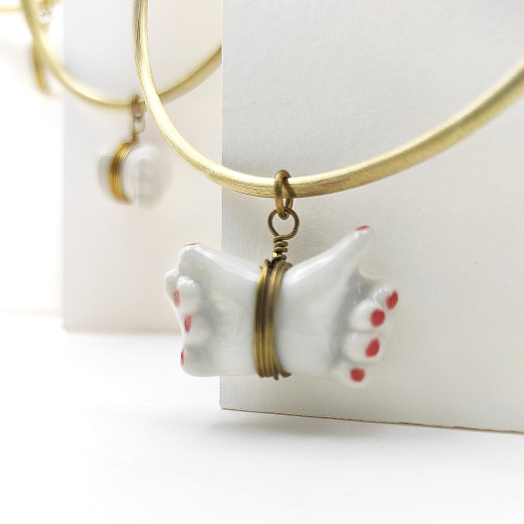 Colgante manos dobles en cadena de latón con porcelana