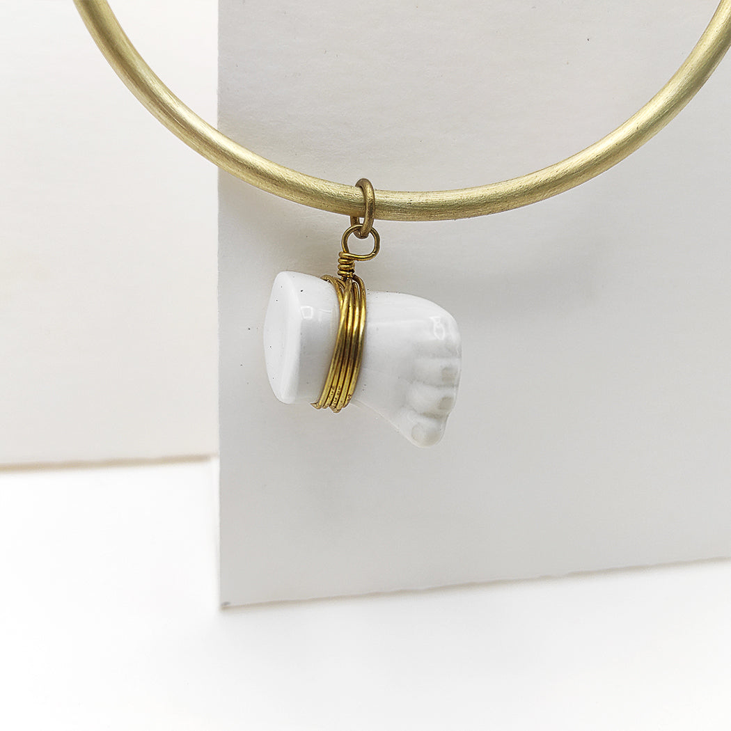 Colgante pie latón porcelana esmaltada con uñas blancas personalizables