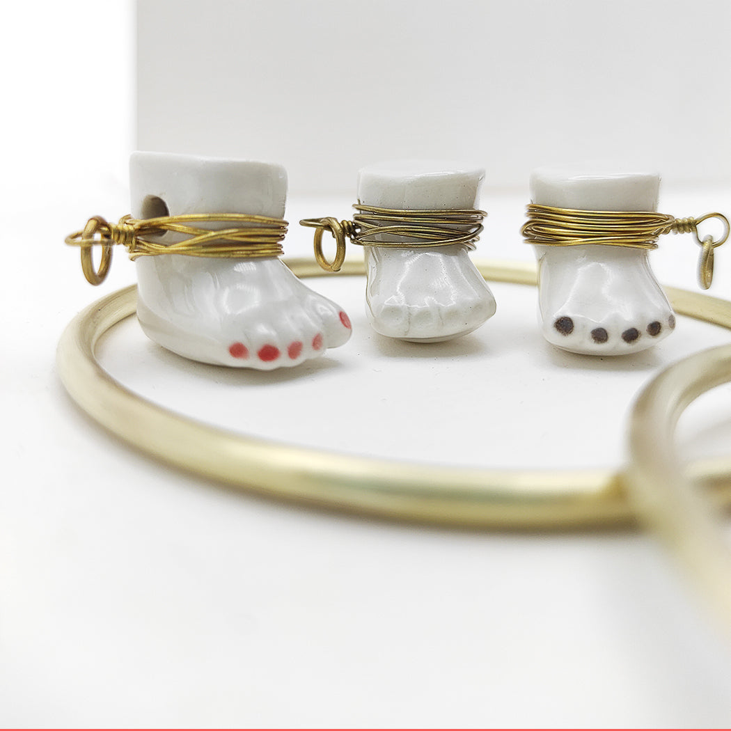 Colgante pie latón porcelana esmaltada con uñas pintadas personalizables