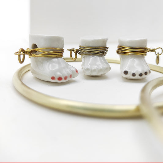 Colgante pie latón porcelana esmaltada con uñas pintadas personalizables