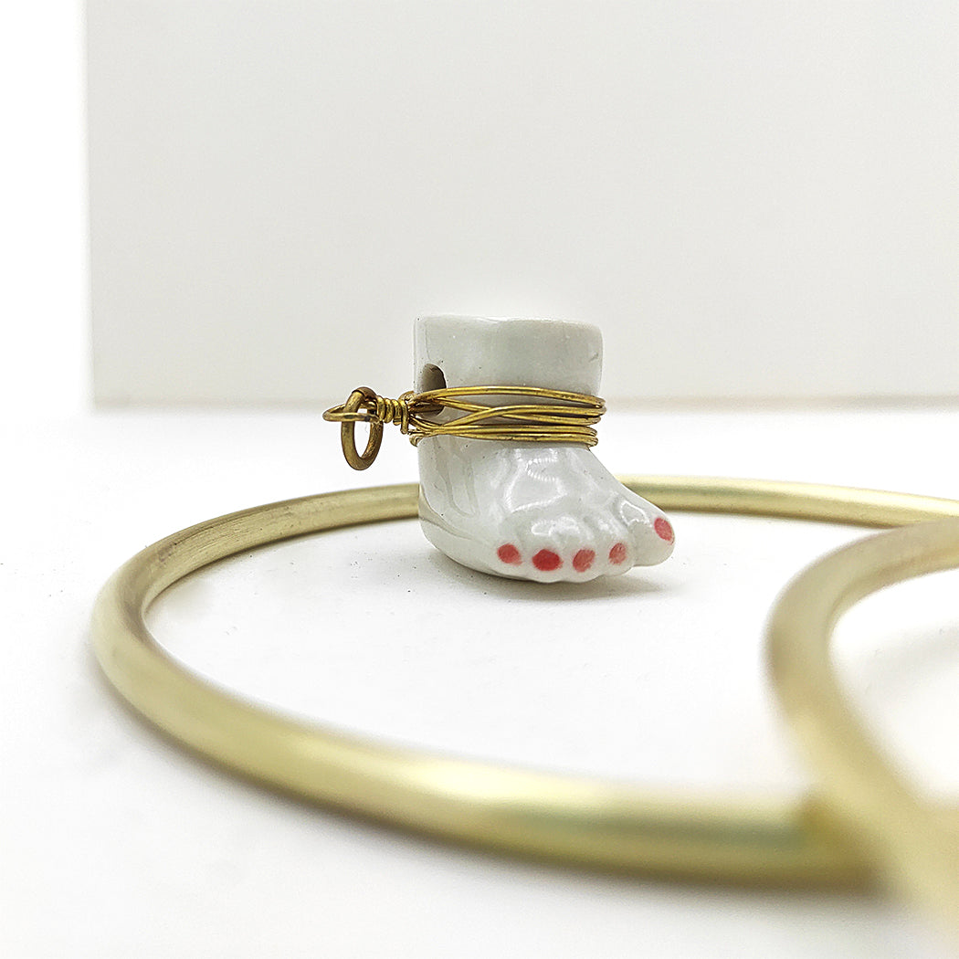 Colgante pie uñas rojas amuleto en cadena de latón con porcelana