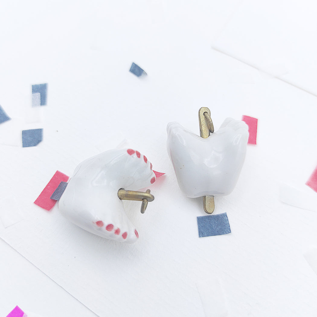 Colgante pies dobles de latón con porcelana esmaltada pintada a mano