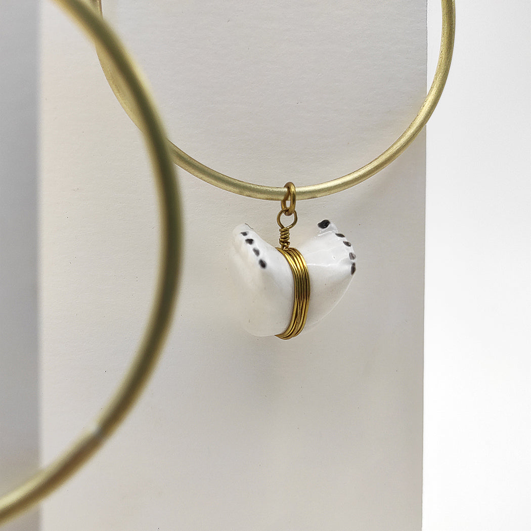 Colgante pies dobles uñas negras latón porcelana esmaltada