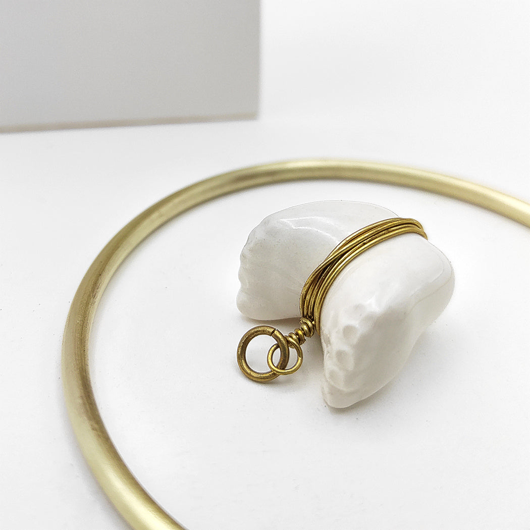 Colgante pies dobles con hilo de latón con porcelana