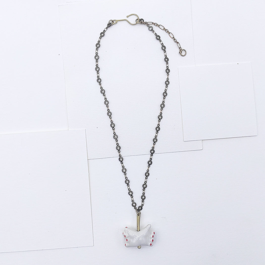 Collar manos dobles de latón con porcelana esmaltada pintada a mano uñas rojas