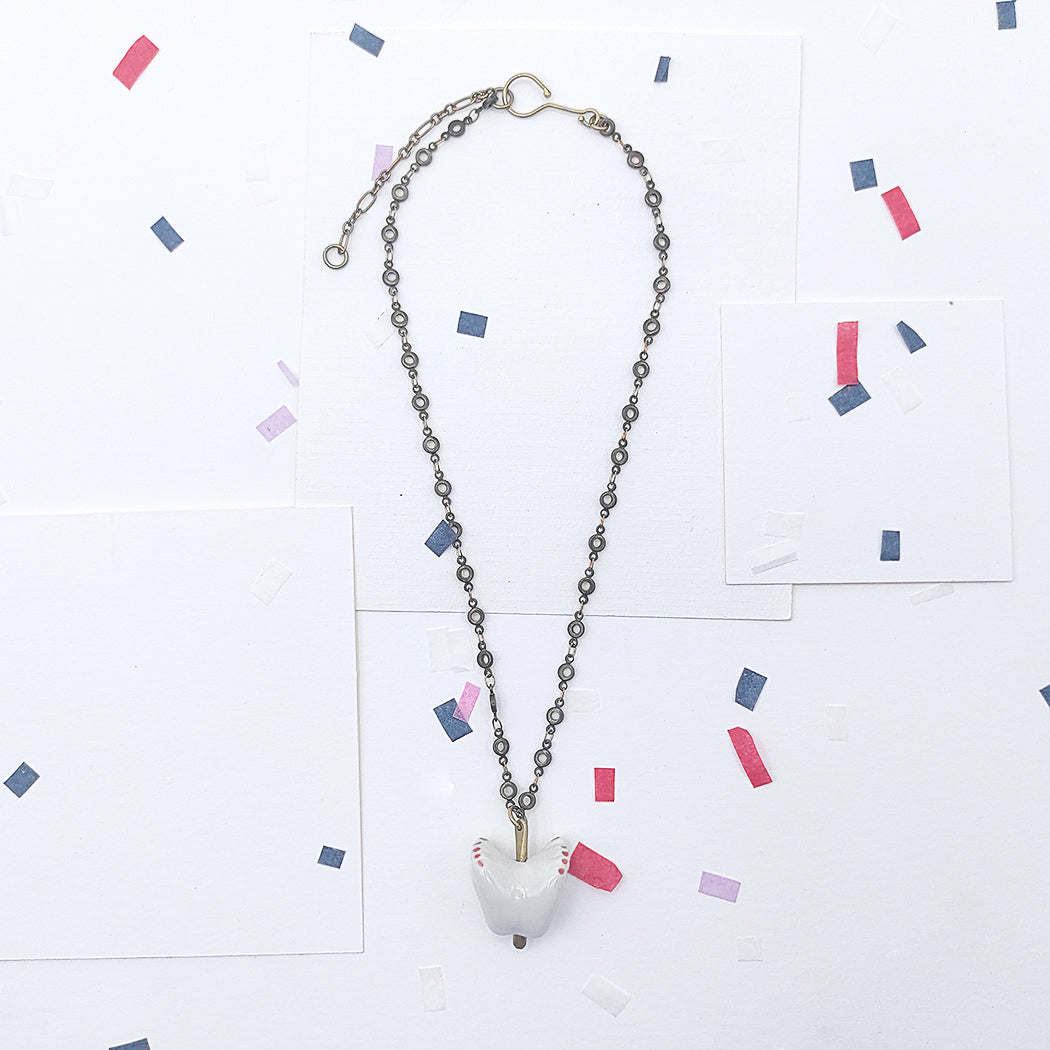 Collar pies dobles de latón con porcelana esmaltada pintada a mano