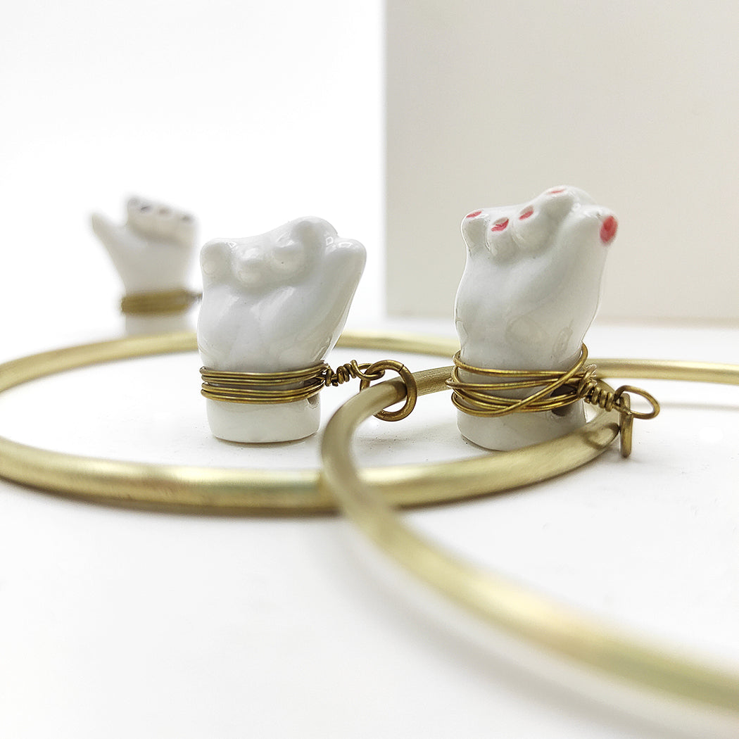 Colgante manita blanca amuleto en hilo de latón con porcelana