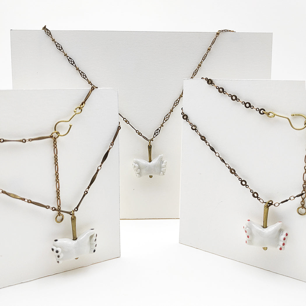 Conjunto de collar manos dobles porcelana esmaltada y latón BIHU