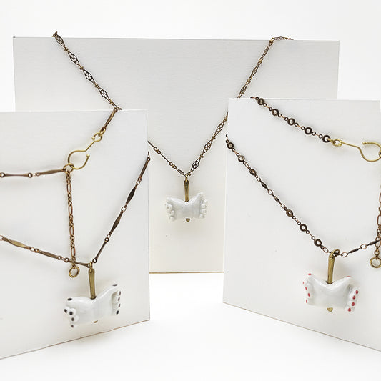 Conjunto de collar manos dobles porcelana esmaltada y latón BIHU