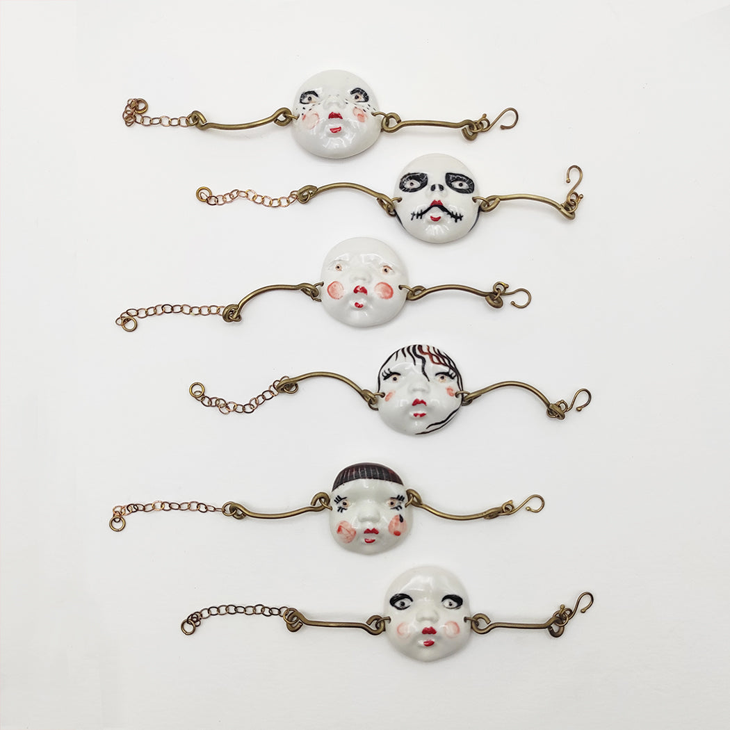 Conjunto pulseras caritas de latón con porcelana pintada a mano ajustable