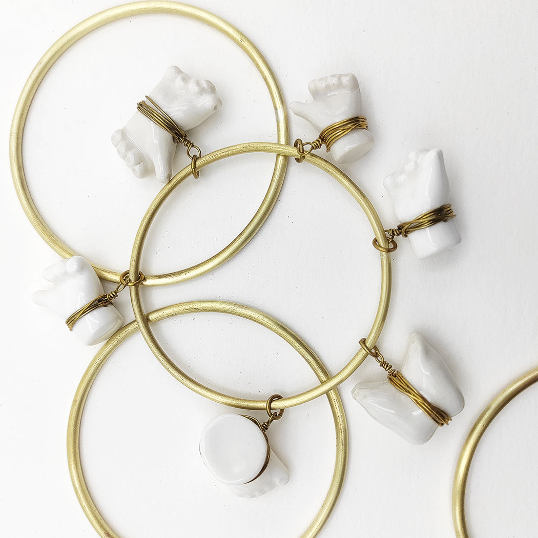 Conjunto pulsera cerrada con colgante de latón y porcelana esmaltada pintada a mano