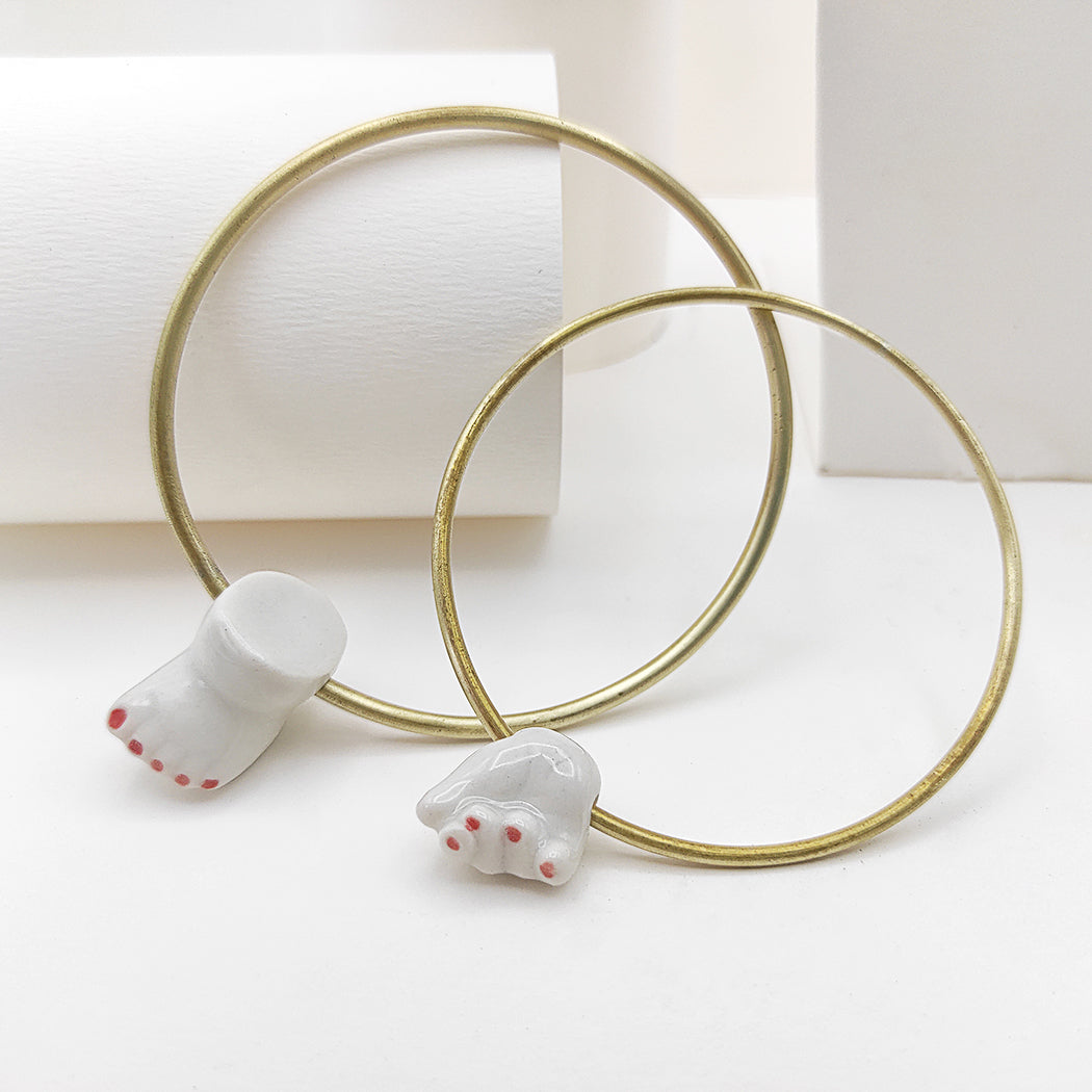 Conjunto pulsera pie  y mano cerrada latón porcelana esmaltada
