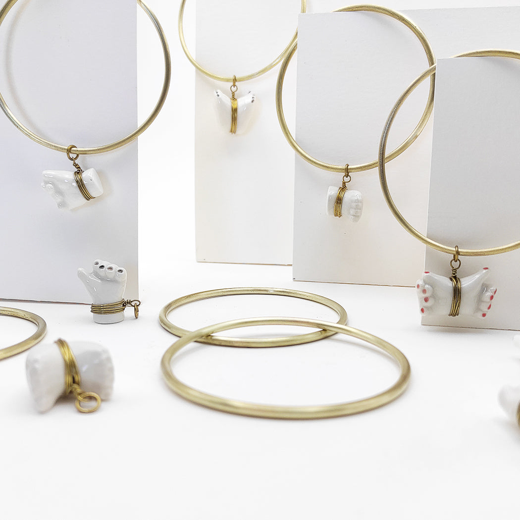 Conjunto de pulsera cerrada con colgante de latón y porcelana esmaltada pintada a mano