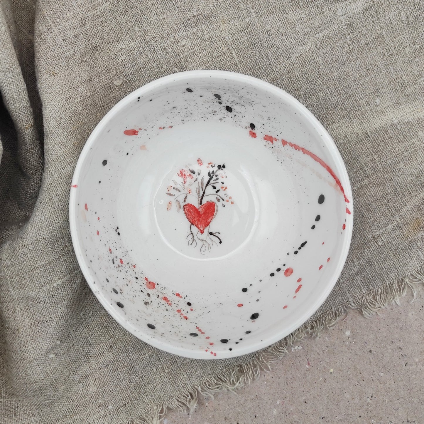 Cuenco cerámica artesanal pintado a mano vista superior diseño corazón