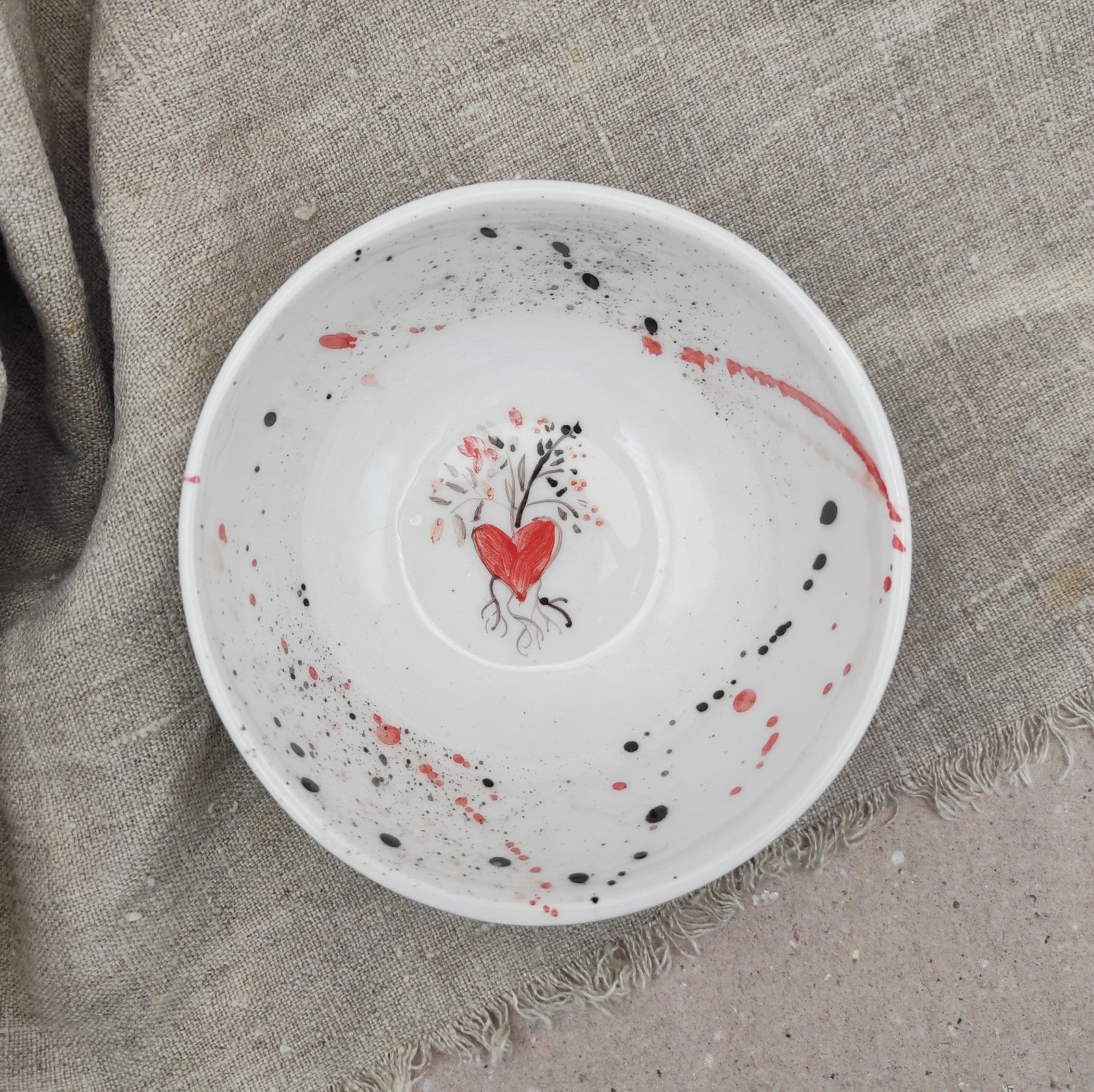Cuenco cerámica artesanal pintado a mano vista superior diseño corazón