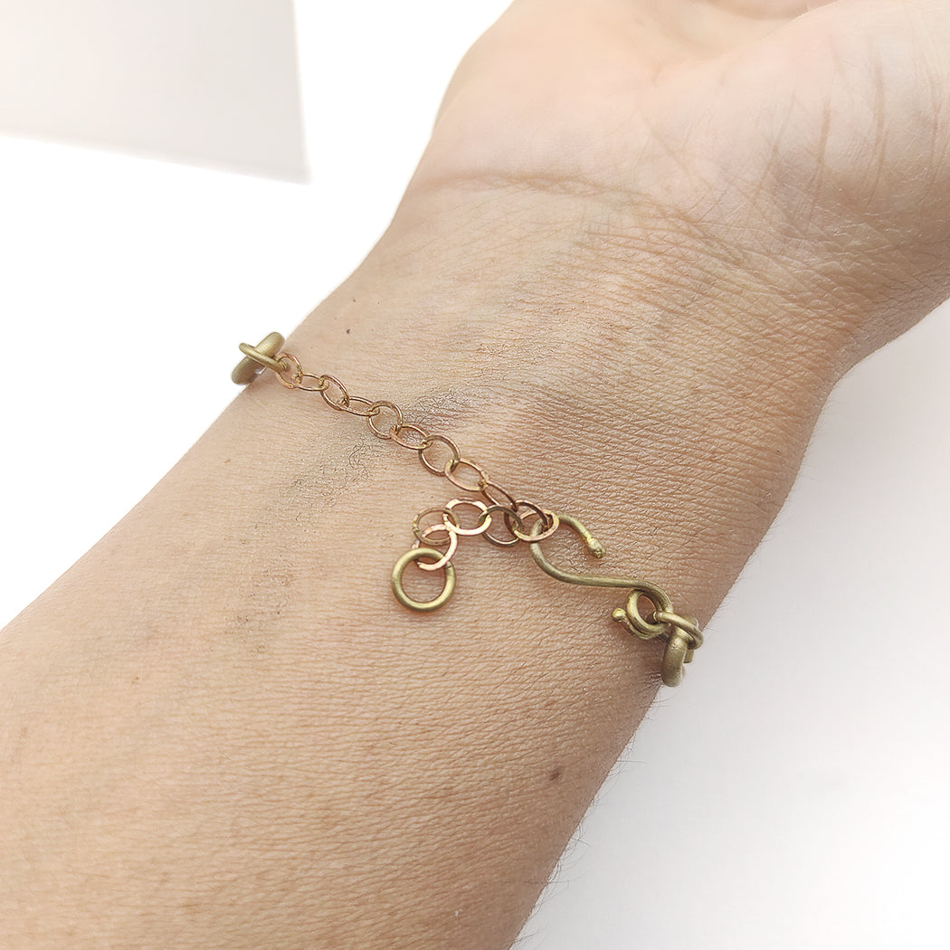 Detalle del cierre pulsera caritas porcelana esmaltada y latón BIHU 