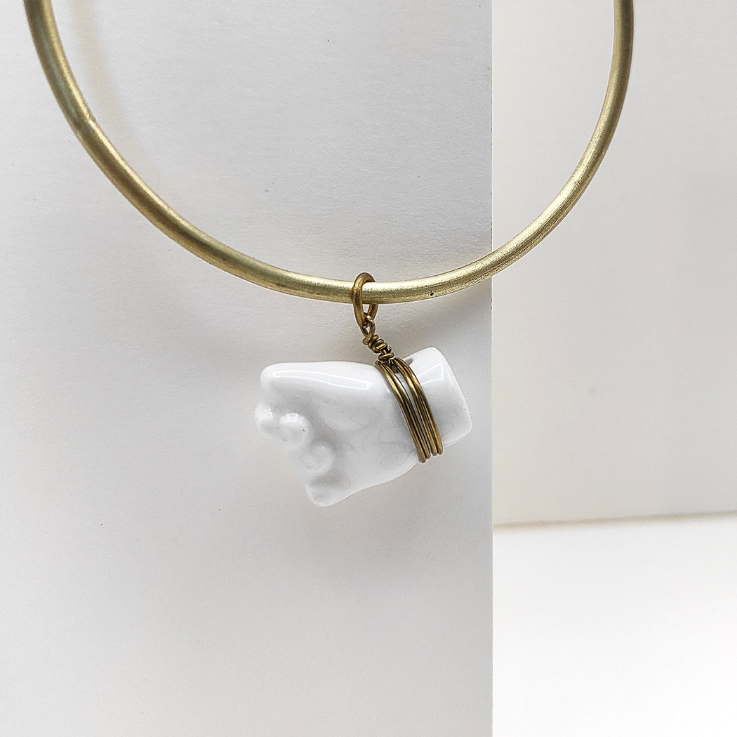 Detalle de colgante manita blanca porcelana esmaltada y latón BIHU