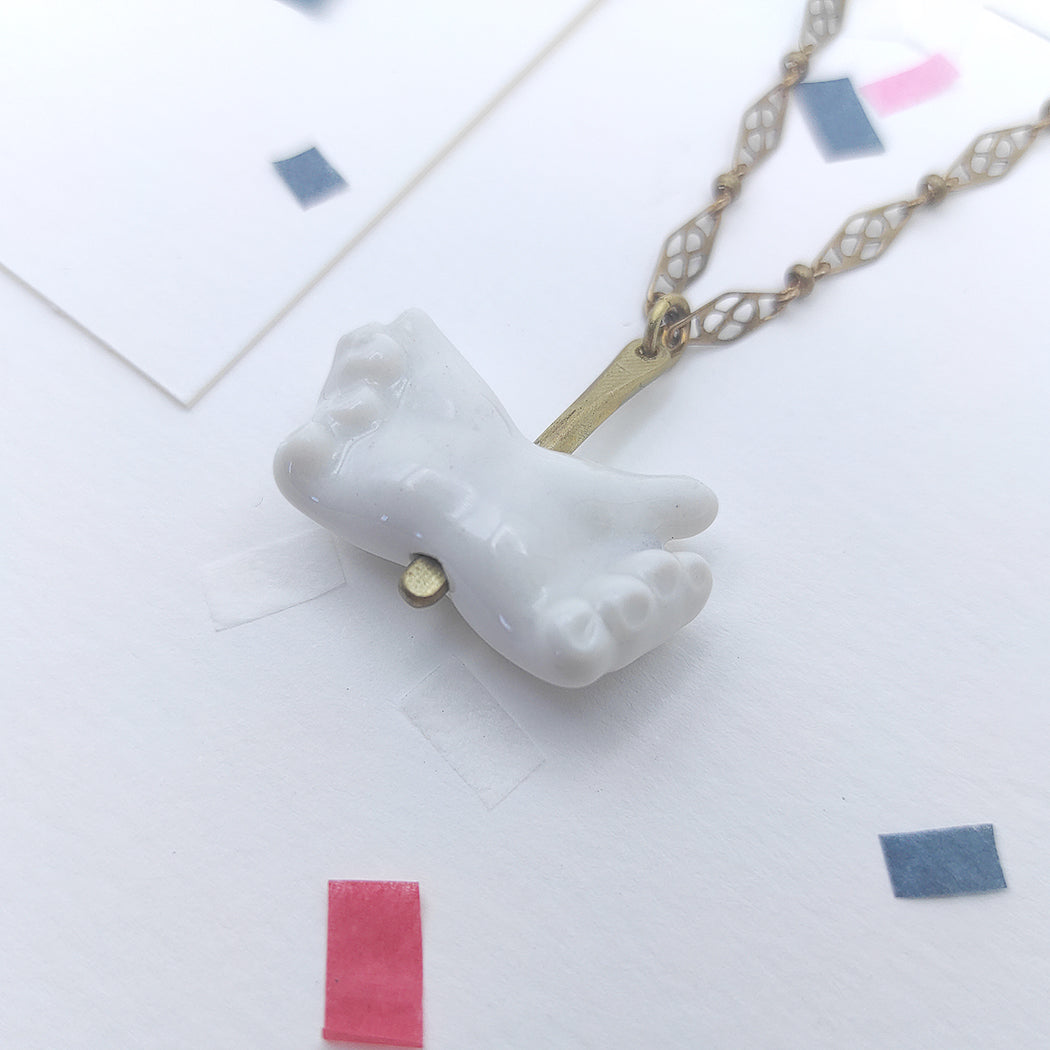 Detalle de collar manos dobles porcelana esmaltada y latón BIHU