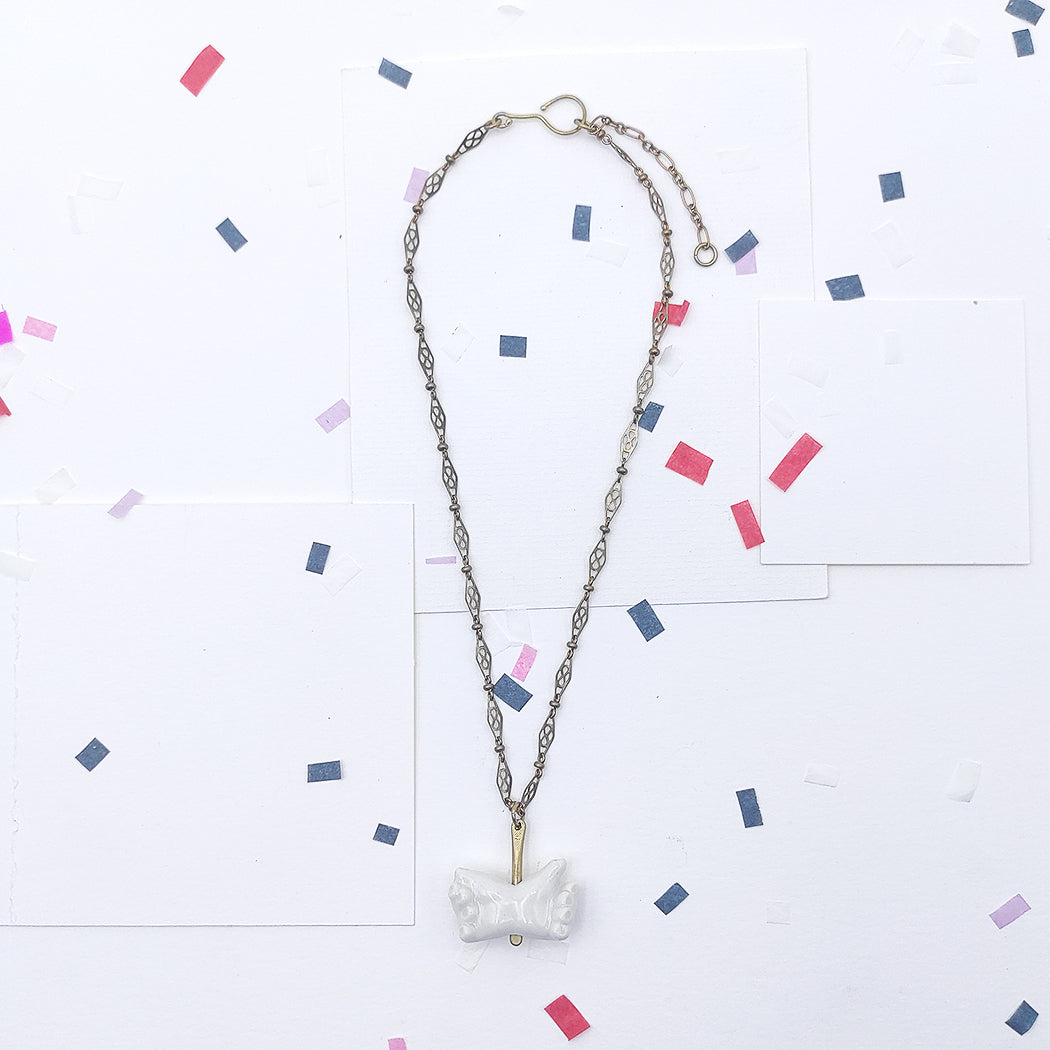 Collar manos dobles de latón con porcelana esmaltada 