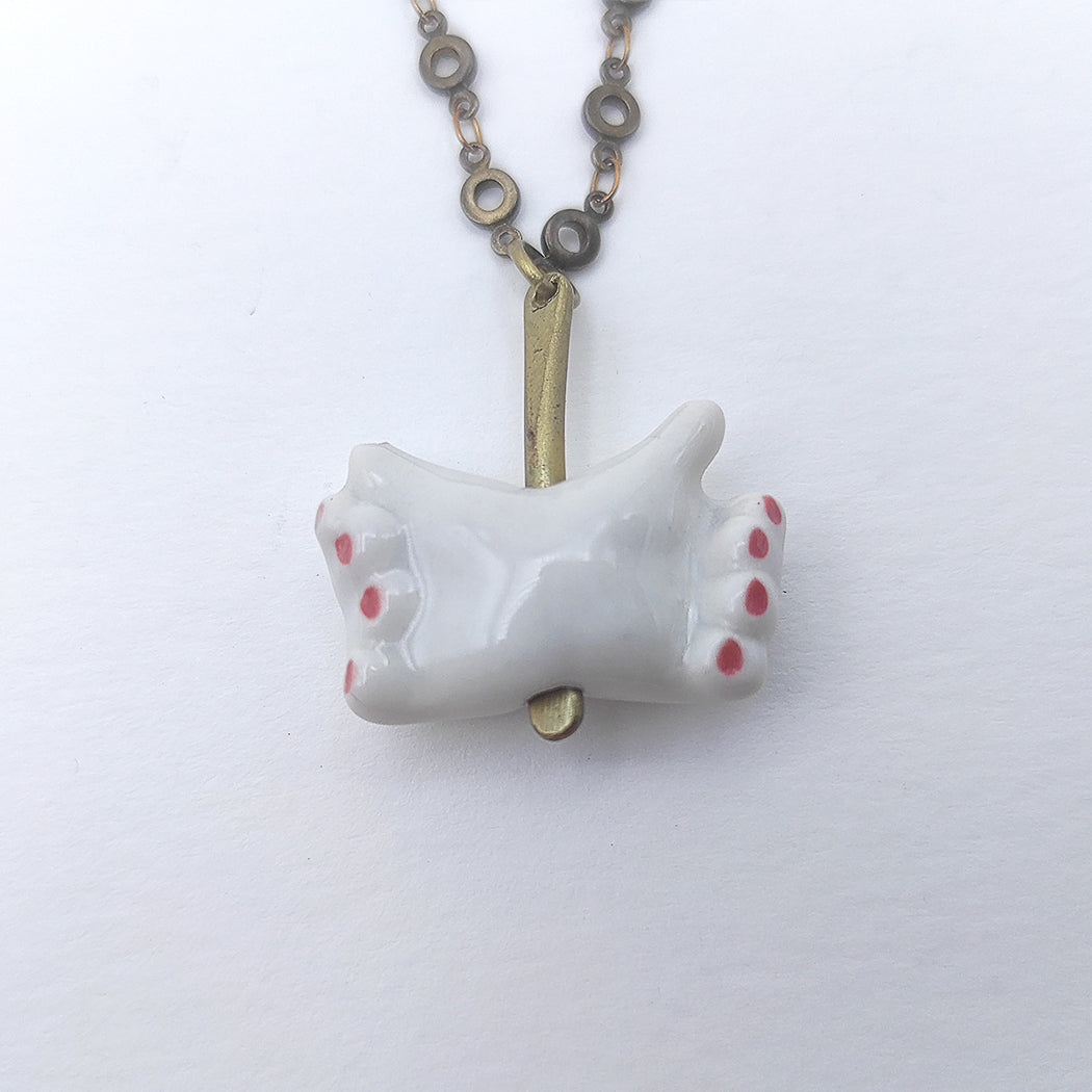Detalle de collar manos dobles porcelana esmaltada y latón BIHU uñas rojas
