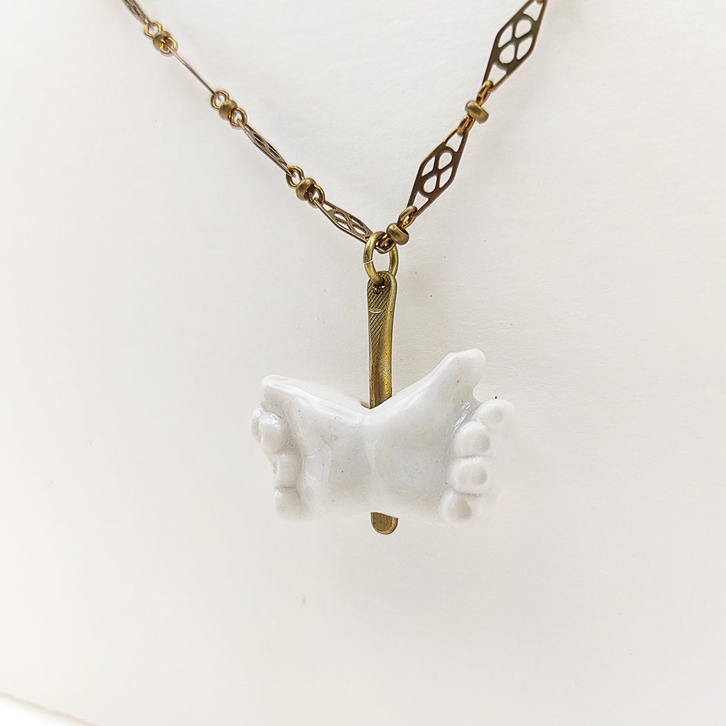 Detalle de collar manos dobles porcelana esmaltada y latón BIHU