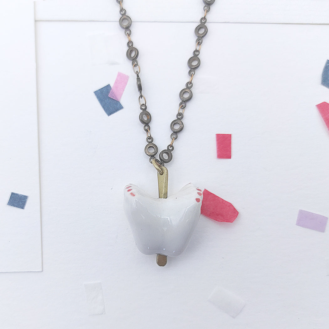 Detalle de collar pies dobles porcelana esmaltada y latón BIHU